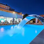 Private Resort Villa, Salt Pool, Cinema & Sea View * Kaštel Stari