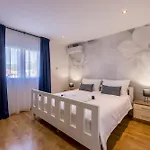 Private Resort Villa, Salt Pool, Cinema & Sea View * Kaštel Stari