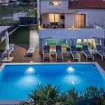 Private Resort Villa, Salt Pool, Cinema & Sea View Kaštel Stari