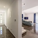 Private Resort Villa, Salt Pool, Cinema & Sea View *