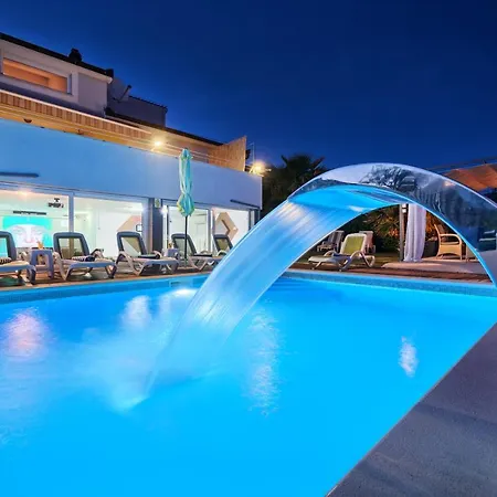 Private Villa, Salt Pool, Cinema & Sea View * Kaštel Stari