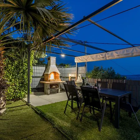 Private Villa, Salt Pool, Cinema & Sea View