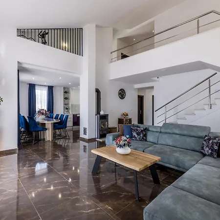 Private Villa, Salt Pool, Cinema & Sea View Villa