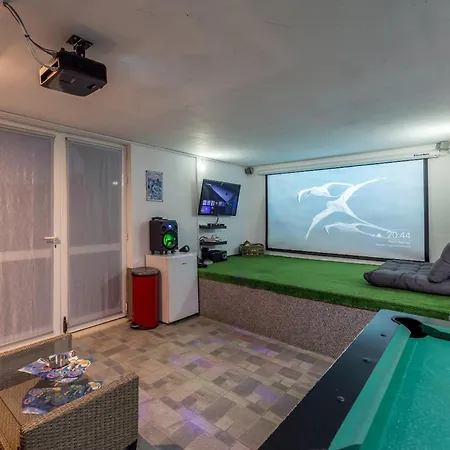 Private Villa, Salt Pool, Cinema & Sea View Villa