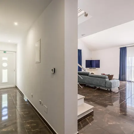 Private Villa, Salt Pool, Cinema & Sea View *