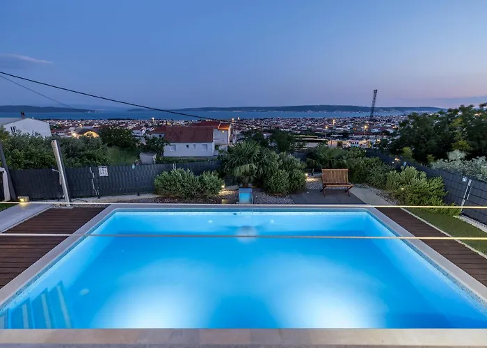 Private Resort Villa, Salt Pool, Cinema & Sea View Villa *
