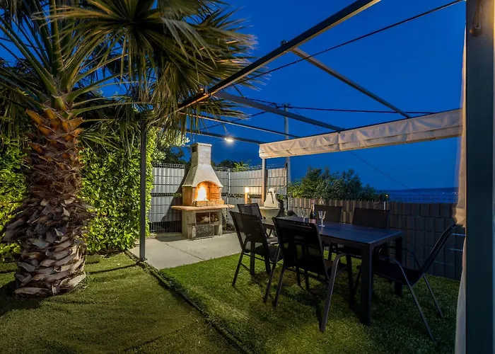 Private Resort Villa, Salt Pool, Cinema & Sea View