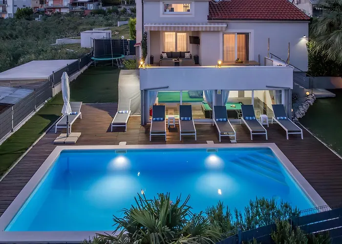 Private Resort Villa, Salt Pool, Cinema & Sea View Kaštel Stari