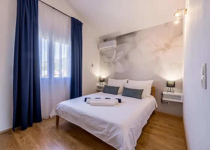 Private Resort Villa, Salt Pool, Cinema & Sea View Villa Kaštel Stari