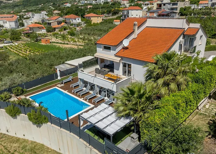 Private Resort Villa, Salt Pool, Cinema & Sea View Villa