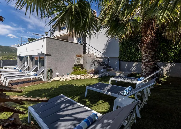 Villa Private Resort Villa, Salt Pool, Cinema & Sea View *