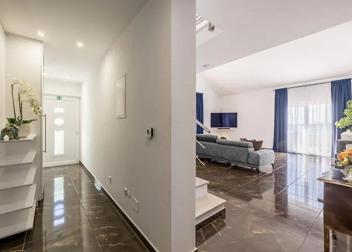 Private Resort Villa, Salt Pool, Cinema & Sea View *